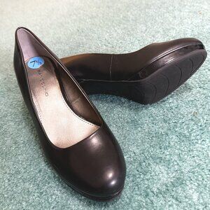 Bandolino Classic Leather Heels Shoes, Black. Size 7.5